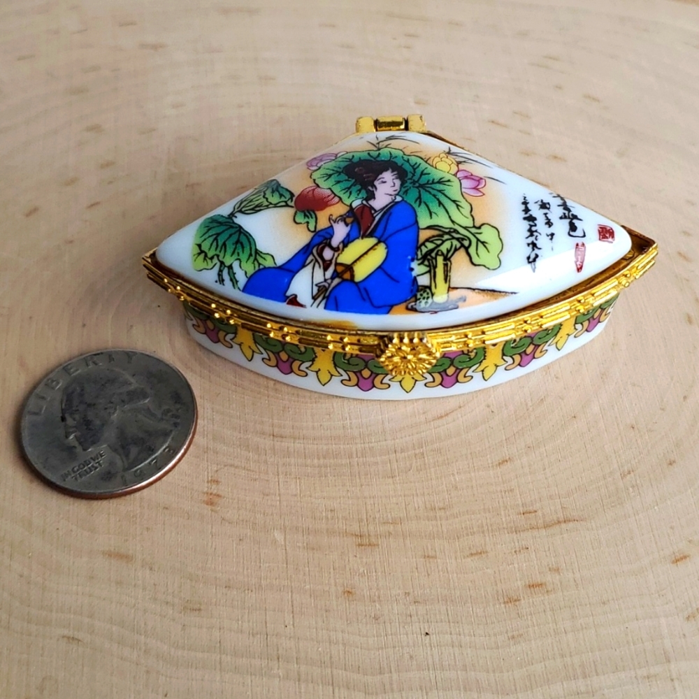 Vintage Asian Design Porcelain Petite Hinged Box Trinket/Pill - Picture 8 of 11